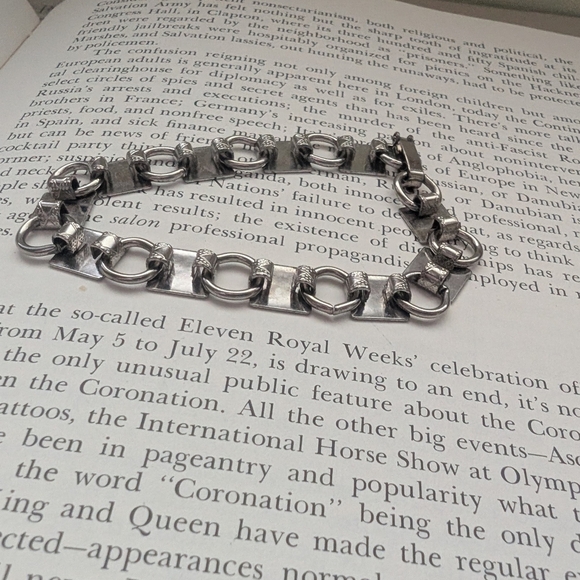 Silver Geometric Chain Bracelet - Picture 3 of 9